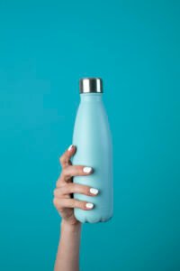 Mantente hidratado durante todo el día con una botella reutilizable, recordándote beber más agua para estar saludable